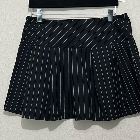 H & M Divided Blackwhite Striped Mini Skirt, Size 10 - Picture 2 of 7